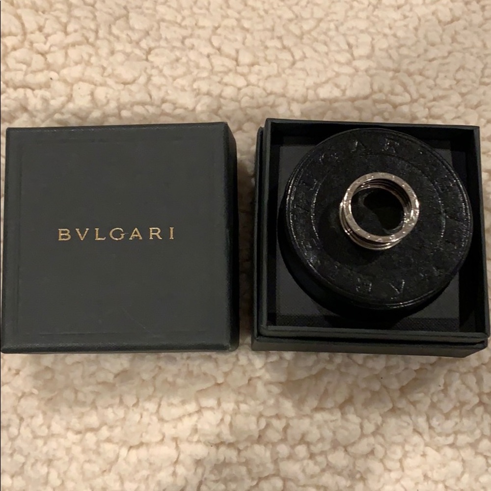 Bvlgari ring in white gold